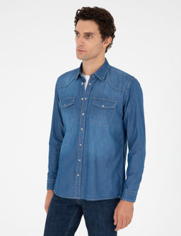 Синяя джинсовая рубашка классического кроя
