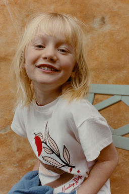 CAMISETA PARCHE BORDADO / Crudo