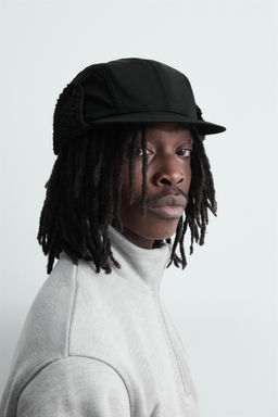 GORRA T?CNICA OREJERAS BORREGUILLO / Negro