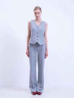 Серые брюки в тонкую полоску