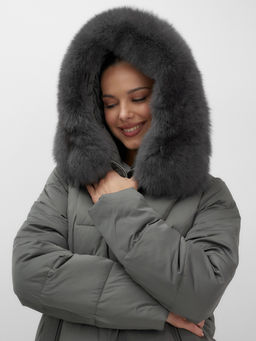 Пальто зимнее утепленное с мехом и капюшоном тренд темно-зеленого цвета 7630TZ - Visdeer фото 10