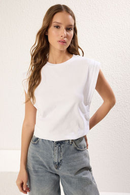 TRENDYOLMILLA Beyaz %100 Pamuk Kol Dikisi Detayl? Bisiklet Yaka Orme T-Shirt TWOSS25TS00024