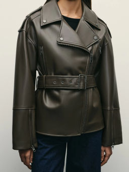 Куртка из искусственной кожи с ремнём / Zarina фото 10