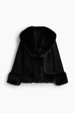 Chaqueta con ribetes efecto pelo