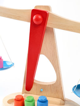 Игровой деревянный набор «Весы с гирями»