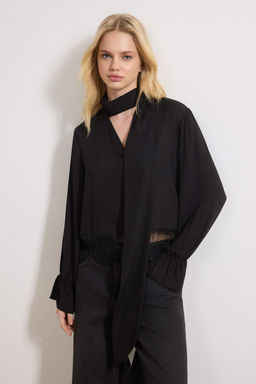 Siyah Fular ve Dantel Detayl? S?k Dokuma Bluz TWOSS26BZ00214
