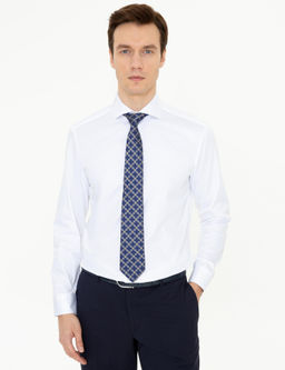 Белая базовая рубашка с длинным рукавом в современном стиле