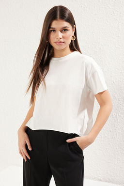 Ekru %100 Kal?n Pamuklu Relaxed Crop/Rahat K?sa Kesim Bisiklet Yaka Orme T-Shirt TWOSS25TS00034