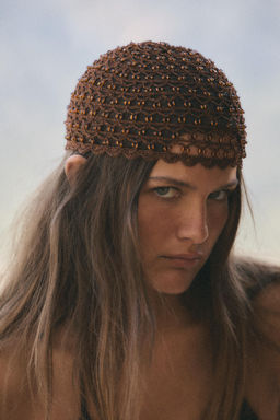 GORRO CASQUETE CROCHET ABALORIOS / Marr?n