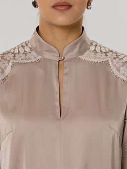 Блузка с кружевом