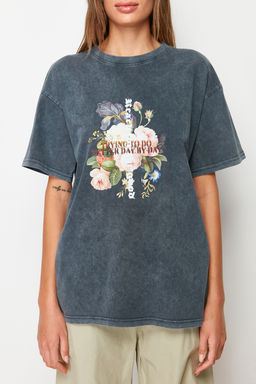 TRENDYOLMILLA Indigo %100 Pamuk Bask?l? ve Soluk Efektli Boyfriend Orme T-Shirt TWOSS23TS00281 фото 4