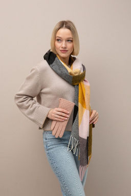 Палантин с классическим клетчатым принтом - Модные истории фото 6