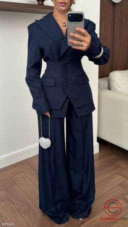 Двойка с приталенным жакетом и баской