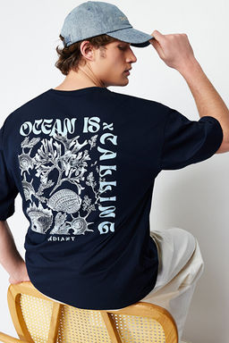 Lacivert Oversize/Geni_ Kesim S_rt Kabar_k Yaz_ Bask_l_ %100 Pamuk T-shirt TMNSS24TS00052