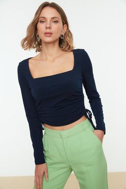 Lacivert Kare Yaka Buzgu Detayl? Fitted/Vucuda Oturan Crop Esnek Orme Bluz TWOAW22BZ0263