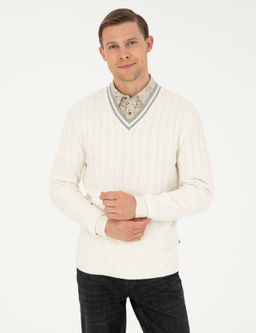 Белый зауженный свитер