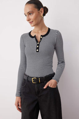 Siyah Bisiklet Yaka Dugmeli Fitted/Vucuda Oturan Esnek Fittilli Orme Bluz TWOAW26BZ00063