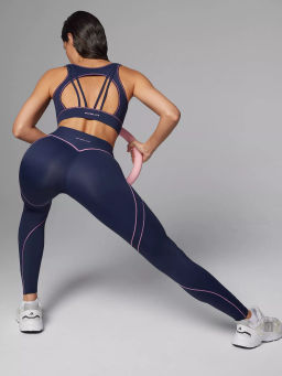 Моделирующие леггинсы с контрастными швами