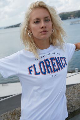 TRENDYOLMILLA Beyaz %100 Pamuk Bisiklet Yaka Bask?l? Oversize/Genis Kal?p Orme T-Shirt TWOSS22TS0994  фото 12