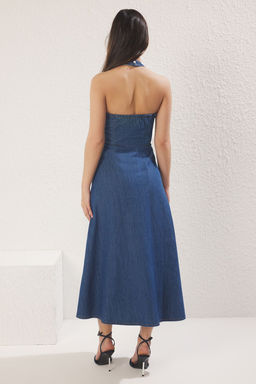 TRENDYOLMILLA Mavi Etegi F?rf?rl? Halter Yaka Midi Denim Elbise TWOSS25EL00601  фото 4