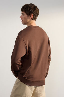 TRENDYOL MAN Gri Premium Bisiklet Yaka Oversize/Genis Kesim Yaz? Nak?sl? Diagonal Sweatshirt TMNAW24SW00039 - Trendyolmilla фото 5