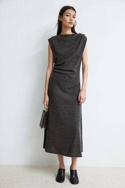 Vestido ajustado con diseno drapeado