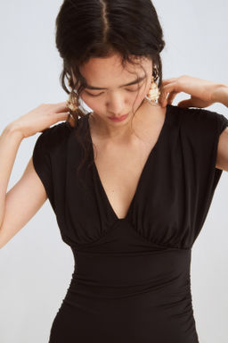 Vestido drapeado con hombreras - H&m фото 5