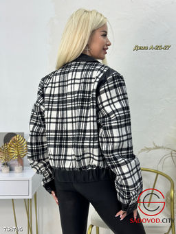 Женский бомбер весенний в клетку