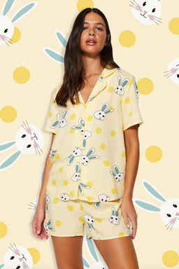 Trendyolmilla Sar? Tavsan Desenli Viskon Sortlu Dokuma Pijama Tak?m? THMSS23PT00235