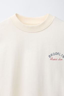 CAMISETA JOGGING ESTAMPADO BROOKLYN / Crudo