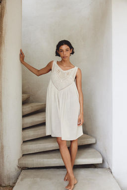 VESTIDO PLIEGUES BORDADOS FLORALES / Blanco roto