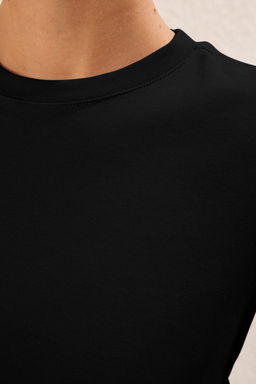 Siyah Kal?n Pamuklu Tok Kumasl? Bisiklet Yaka K?sa Kol Regular Kesim Orme T-Shirt TWOSS25TS00002