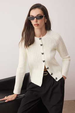 Ekru Yumusak Dokulu Kurdele Dugmeli Triko H?rka TWOAW26HI00167