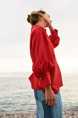 CAMISA CON LINO MANGA ABULLONADA / Rojo