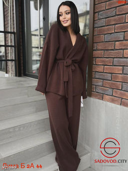 Шерстяной женский костюм