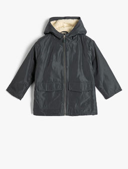 Пальто с капюшоном для мальчика на флисовой подкладке с карманом на молнии и детальным описанием