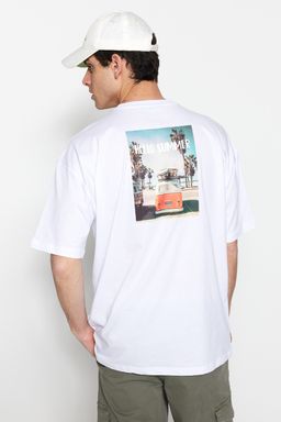 TRENDYOL MAN Beyaz Oversize/Genis Kesim Manzara Bask?l? K?sa Kol %100 Pamuklu T-Shirt TMNSS21TS0619
