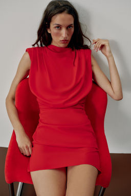 VESTIDO MINI DRAPEADO HOMBRERAS / Rojo - Zara фото 4