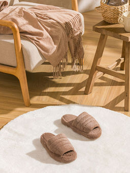 Kad?n Pel?? Ev Terli?i