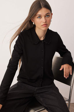 Siyah Dantel Yaka Detayl? Regular/Normal Kal?p Dugmeli Interlok Esnek Orme Bluz TWOAW26BZ00077