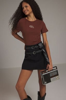 Trendyolmilla Kahverengi Kontrast Nak?s Detayl? Fitted Esnek Orme Bluz TWOSS25BZ00236