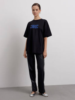 CONTE Удлиненная oversize-футболка из хлопка с рисунком Alter ego LD 2702 black-alter ego
