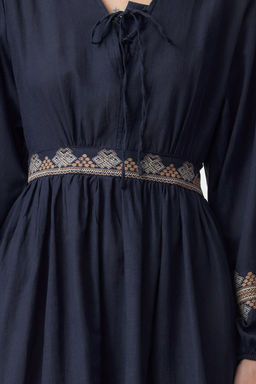 TRENDYOLMILLA Lacivert Belden Ac?lan Nak?sl? Midi Dokuma Elbise TWOAW25EL00493  фото 3