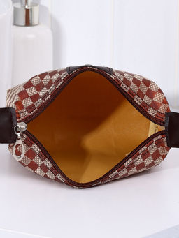 Косметичка простая на молнии, в клетку, средний размер, кофейная