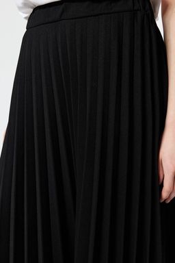 TRENDYOLMILLA Siyah Klos Yuksek Bel Midi Piliseli Smart Krep Orme Etek TWOSS23ET00048  фото 4