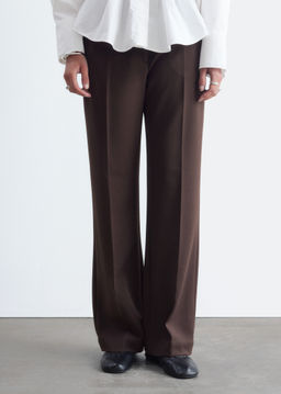 Pantalones sastre con pliegues marcados