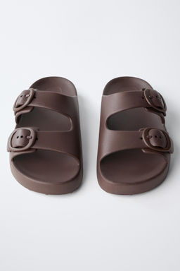 SANDALIA ENGOMADA HEBILLAS / Marr?n