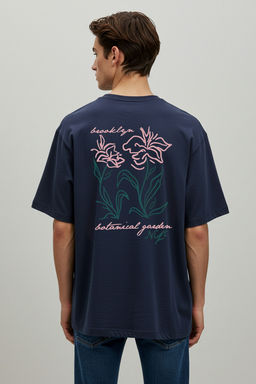 TRENDYOL MAN Lacivert Oversize/Genis Kesim Cicek Bask?l? %100 Pamuklu Tok Kumas T-shirt TMNSS25TS00069