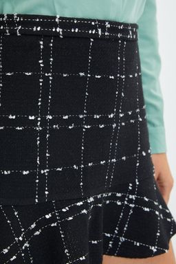 Siyah Etek Ucu Volanl? Tuvit Kumas Mini Boy Dokuma Etek TWOAW22ET0448