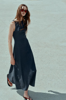 VESTIDO MIDI CON LINO ESPALDA DESCUBIERTA / Azul